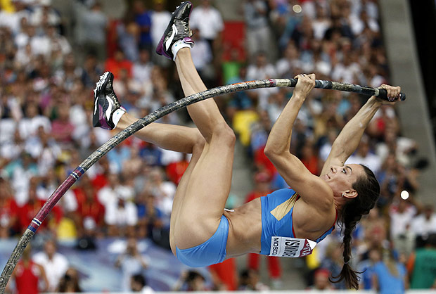 Russia's Elena Isinbaeva competes during the women's pole vault event at the 2013 IAAF World Championships at the Luzhniki stadium in Moscow on August 11, 2013. AFP PHOTO / FRANCK FIFE ORG XMIT: 000