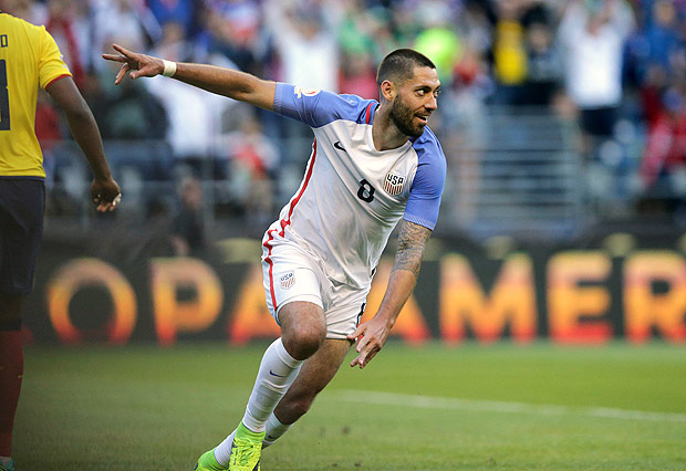 Dempsey comemora gol dos Estados Unidos contra o Equador