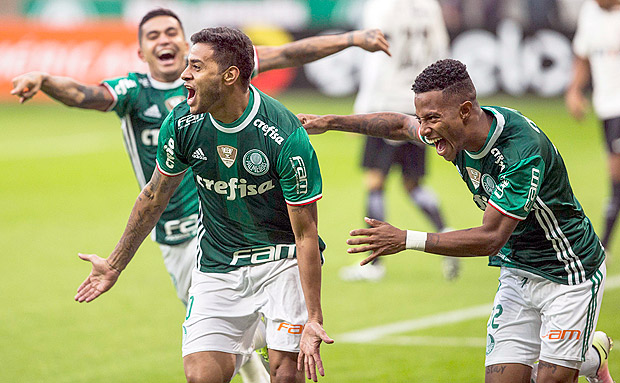 Tch Tch (dir.) comemora gol de Cleiton Xavier sobre o Corinthians