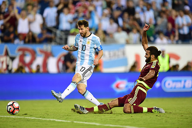 Messi chuta para marcar um gol para a Argentina contra o Venezuela