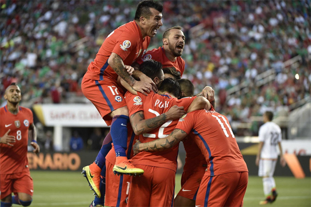 Jogadores do Chile comemoram gol em vitria por 7 a 0 sobre o Mxico na Copa Amrica