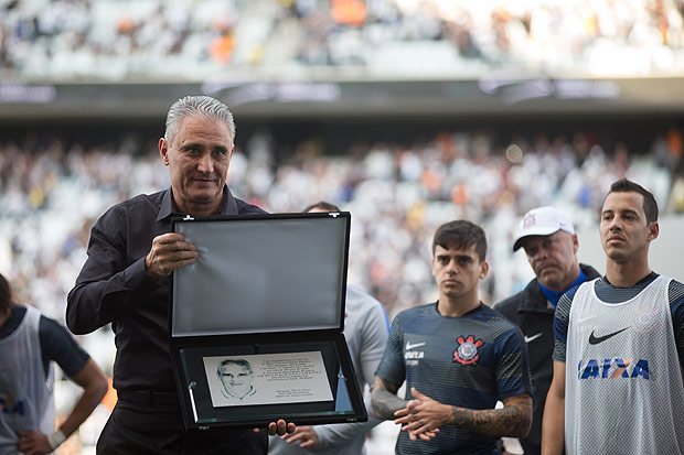 O ex-tcnico do Corinthians, Tite, recebe homenagem do clube em sua despedida da torcida na Arena Corinthians