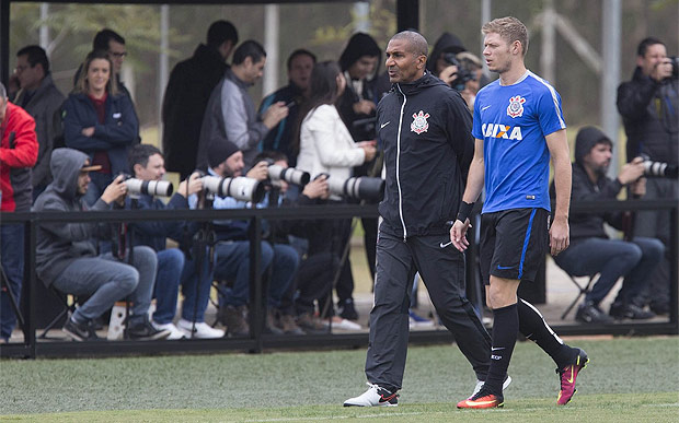 Cristvo Borges e Marlone antes do incio do treino do Corinthians