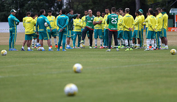 Cuca conversa com os jogadores do Palmeiras antes de treino