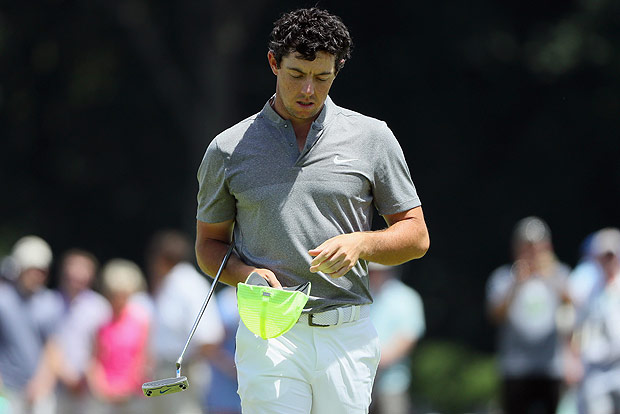 OAKMONT, PA - JUNE 18: Rory McIlroy of Northern Ireland walks off the ninth green after finishing the continuation of the second round of the U.S. Open at Oakmont Country Club on June 18, 2016 in Oakmont, Pennsylvania. Andrew Redington/Getty Images/AFP == FOR NEWSPAPERS, INTERNET, TELCOS & TELEVISION USE ONLY ==