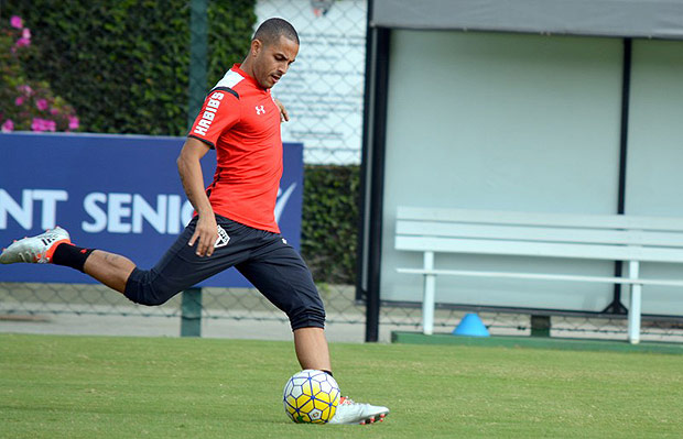 Ytalo finaliza bola durante treino do So Paulo, em junho deste ano
