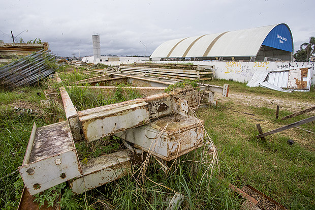 Partes do velódromo do Pan do Rio abandonado em terreno em Pinhais, Paraná