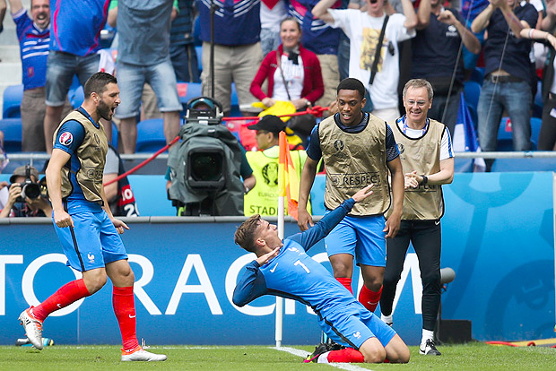 France's Antoine Griezmann, center, celebrates after scoring his side's first goal during the Euro 2016 round of 16 soccer match between France and Ireland, at the Grand Stade in Decines-Charpieu, near Lyon, France, Sunday, June 26, 2016. (AP Photo/Thanassis Stavrakis) ORG XMIT: MSC155