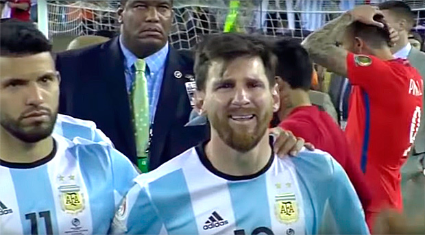 O jogador Lionel Messi da Argentina, chora aps derrota para a seleo do Chile