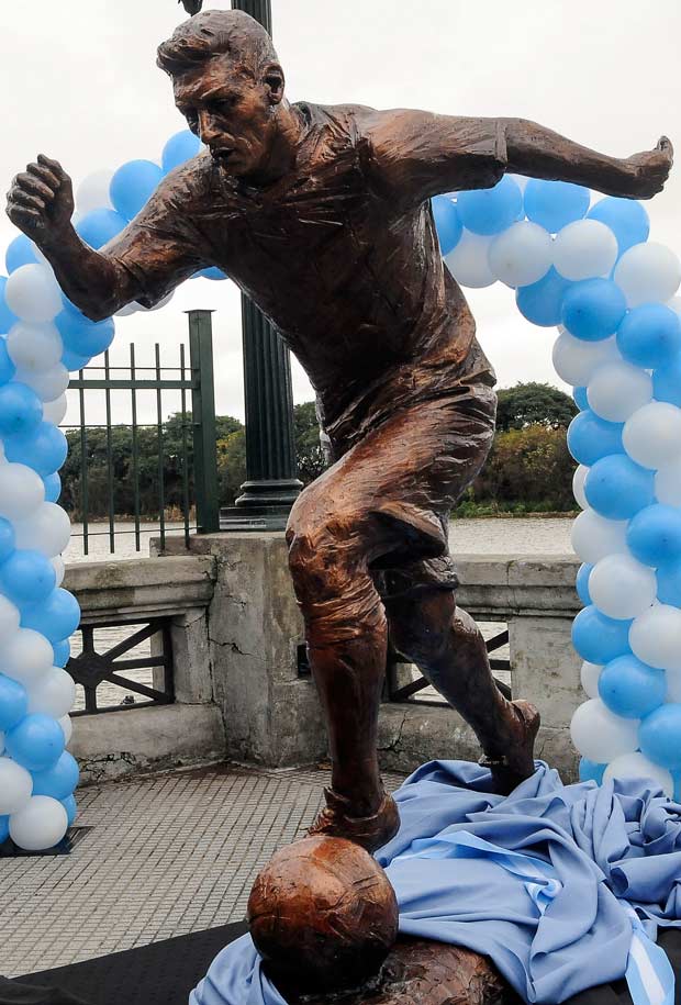 A esttua inaugurada em Buenos Aires pela permanncia de Messi na seleo argentina