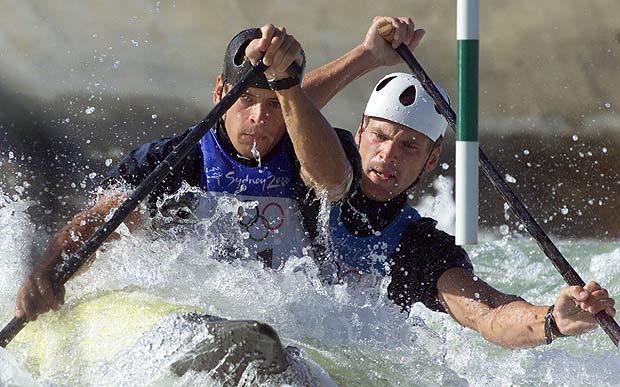 Os irmos Pavol e Peter Hochschorner, da Eslovquia, durante prova da canoagem em Sydney-2000