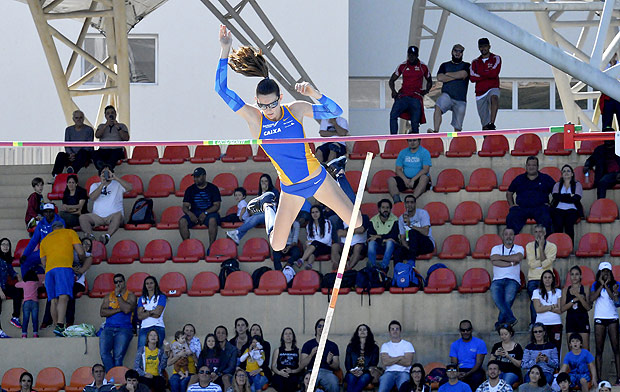 Fabiana salta 4,87 m e comemora a medalha de ouro no Trofu Brasil 