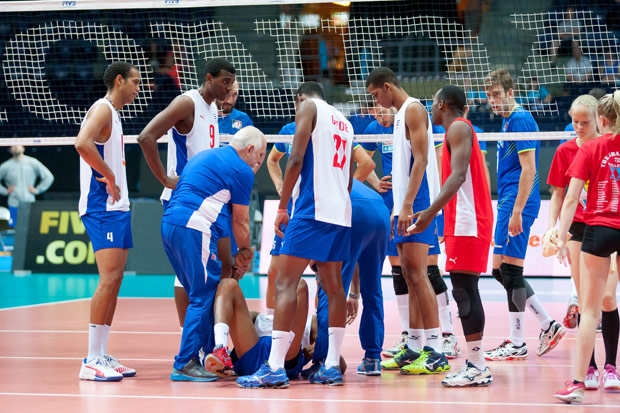 Jogadores de Cuba durante jogo pela Liga Mundial
