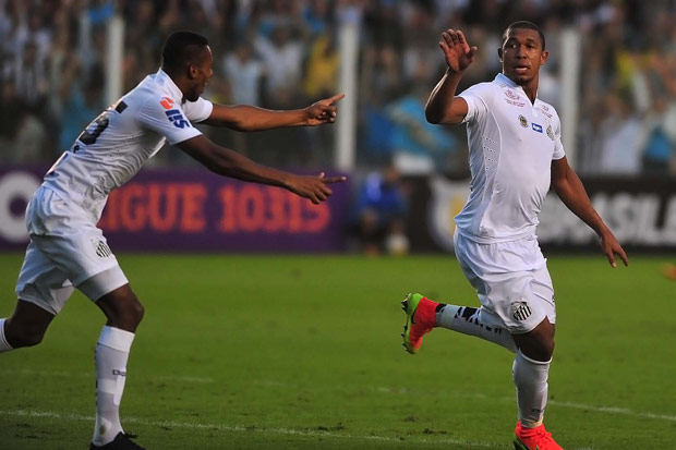 Rodrigo (dir.) e Copete comemoram o primeiro gol do Santos na vitria sobre o Chapecoense