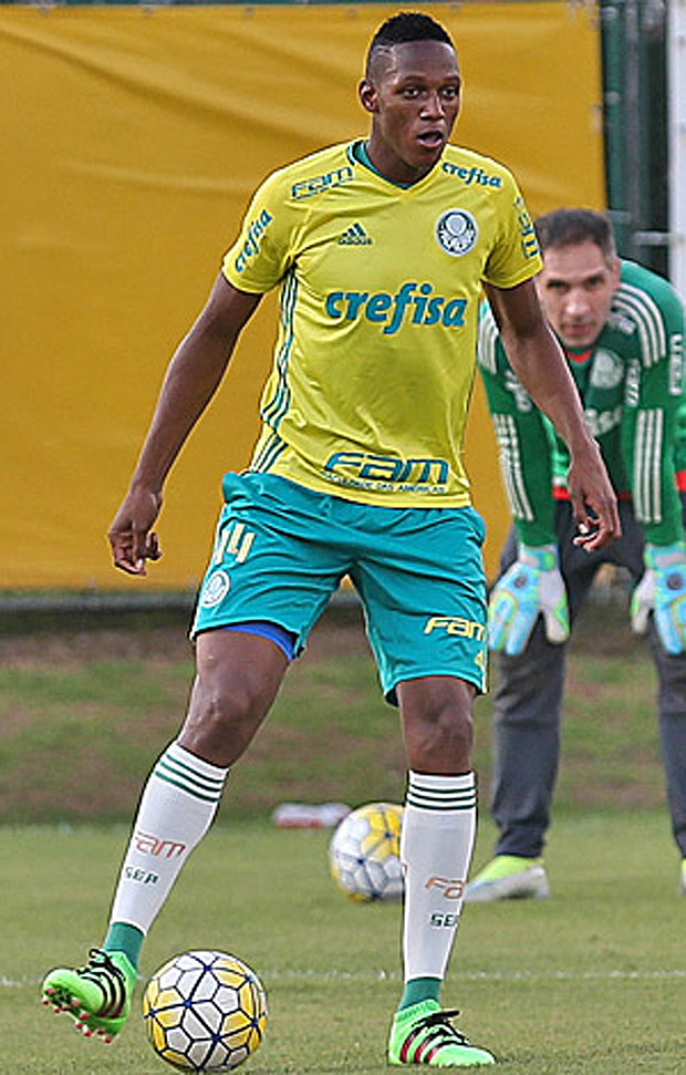 Yerry Mina durante treino do Palmeiras