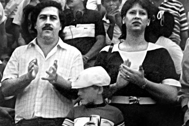 ORG XMIT: 575001_0.tif (ARCHIVO) Foto de archivo sin fecha que muestra al extinto narcotraficante Pablo Escobar (I) junto a su esposa Victoria Eugenia Henao durante un partido de futbol en Medellin, Colombia. Victoria Henau Vallejos de Gaviria (39 aos) fue apresada, junto a su hijo Pablo Escobar (21) en Argentina durante la madrugada de este martes, por orden del juez federal Gabriel Cavallo, quien informo que en las proximas horas podria ordenar nuevas detenciones por presunto lavado de dinero. AFP PHOTO / EL TIEMPO (MAXIMA CALIDAD POSIBLE) 