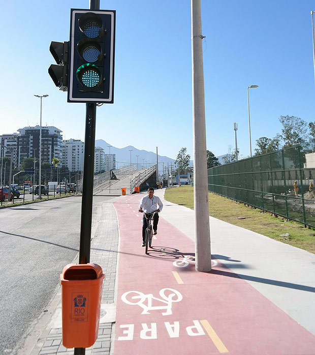 Ciclista passa pelo poste no meio da ciclovia construda em frente ao complexo aqutico Maris Lenk, no Parque Olmpico da Barra da Tijuca