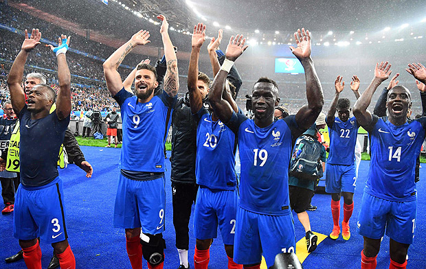 France's defender Patrice Evra (L), forward Olivier Giroud (2nd L), forward Kingsley Coman (2nd R) and France's defender Bacary Sagna (3rdR), France's defender Samuel Umtiti, and France's midfielder Blaise Matuidi (R) acknowledge the fans after France beat Iceland 5-2 in the Euro 2016 quarter-final football match between France and Iceland at the Stade de France in Saint-Denis, near Paris, on July 3, 2016. / AFP PHOTO / FRANCK FIFE