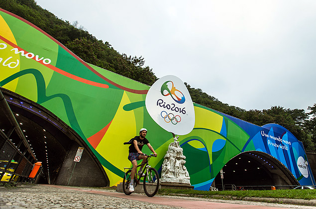 Rio de Janeiro, RJ, BRASIL. 230/06/ 2016; Tunel que liga Botafogo a Copacabana recebe decoracao para os jogos olimpicos Rio2016 que comecam em Agosto. (Foto: Ricardo Borges/Folhapress) *** EXCLUSIVO FOLHA ***