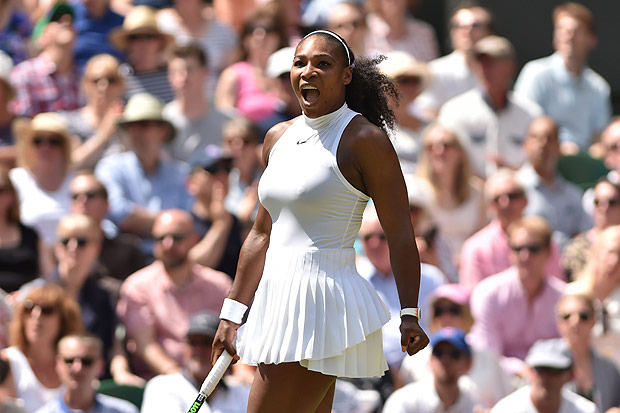 A americana Serena Williams comemora um ponto contra a russa Elena Vesnina