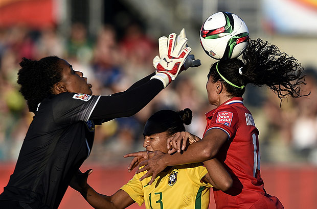Luciana sai do gol para fazer a defesa durante jogo da seleo contra a Costa no Mundial de 2015