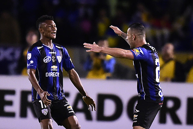 Bryan Cabezas (esq.) e Cristian Nunez, do Independiente del Valle, comemoram gol marcado na semifinal contra o Boca Juniors