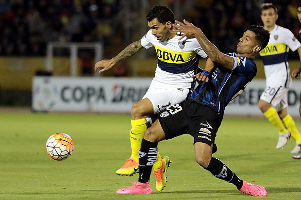 Tvez (esq.), do Boca Juniors, disputa bola com Emiliano Tellechea, do Independiente del Valle
