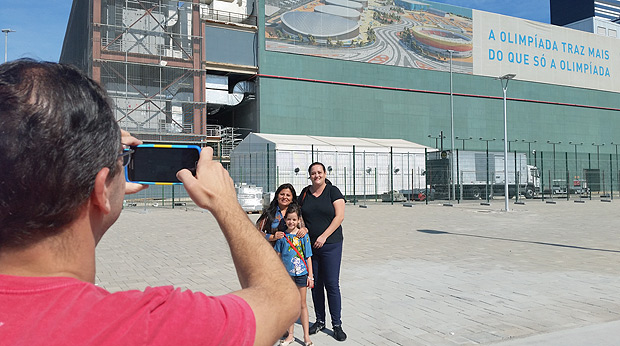 Leonardo Panic ali fotografa a mulher, Daniela, a filha, Beatriz, e a amiga Leidy em frente ao IBC (onde ficam as TVs que transmitem os Jogos) no Parque Olmpico do Rio