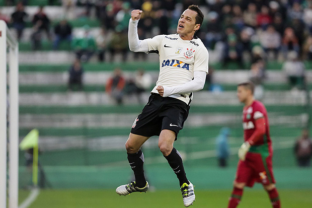 Rodriguinho comemora gol para o Corinthians sobre a Chapecoense