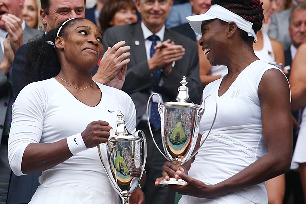 Serena (esq.) comemora o ttulo de duplas ao lado de Venus