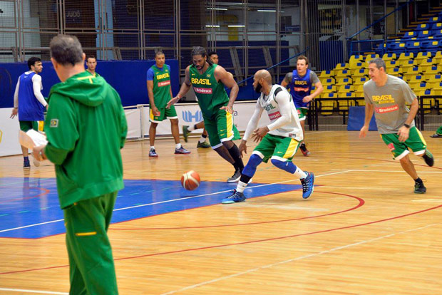 Jogadores da seleo masculina de basquete durante treino em So Paulo