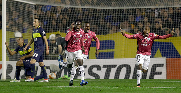 O zagueiro Caicedo (c) comemora gol pelo Independiente del Valle diante do Boca Juniors