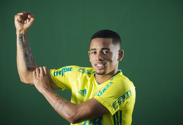 Gabriel Jesus exibe tatuagem no brao em homenagem a Neymar em entrevista para a Folha