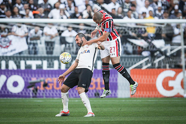 O meia Danilo, do Corinthians, disputa bola com Maicon, do So Paulo, em partida do Brasileiro de 2016