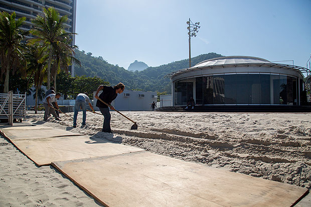 Trabalhadores finalizam obras no estdio da emissora NBC, na praia do Leme, zona sul