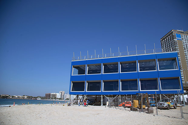 Estrutura provisria montada para imprensa estrangeira na praia de Copacabana