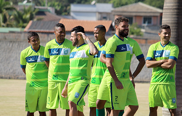 Jogadores do Gama treinam antes de confronto com o Santos pela Copa do Brasil