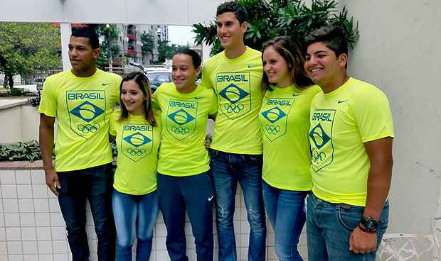 Jolson, Emily, Beatriz, Gabriel, Maria Paula e Marcelo, revelaes escolhidas pelo COB, posam para foto