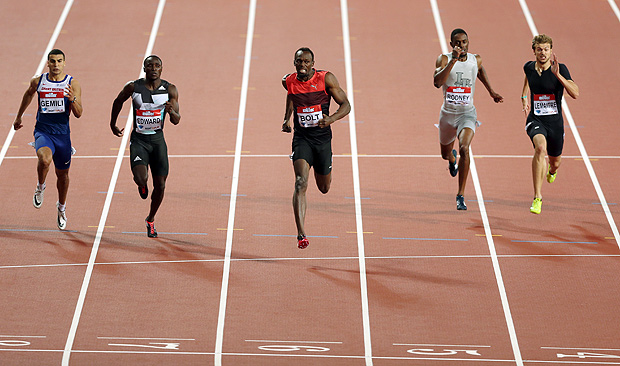 O jamaicano Usain Bolt (c) vence prova da Liga Diamante, na Inglaterra