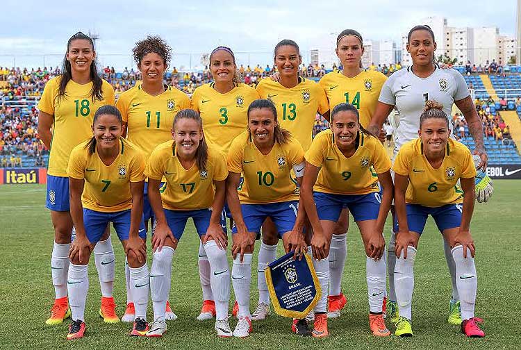 Seleo brasileira feminina de futebol antes de partida contra a ustrlia, neste sbado (23)
