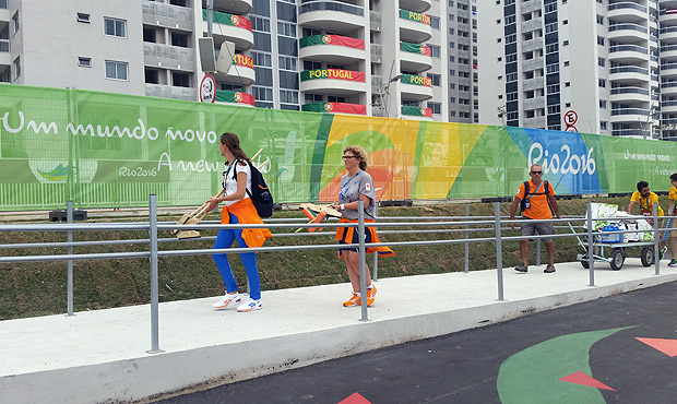 Delegao da Holanda carrega rodos na chegada  Vila Olmpica