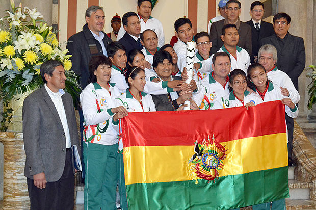(160726) -- LA PAZ, julio 26, 2016 (Xinhua) -- El presidente de Bolivia, Evo Morales (c-frente), encabeza la ceremonia de despedida para los atletas bolivianos que participarn en los Juegos Olmpicos de Ro de Janeiro 2016, en el Palacio de Gobierno, en La Paz, Bolivia, el 26 de julio de 2016. El presidente boliviano Evo Morales ofreci el martes a los atletas bolivianos que participarn en los Juegos Olmpicos de Ro de Janeiro, premios econmicos por cada medalla que consigan. El presidente explic que se premiar con 50.000 dlares estadounidenses al atleta que consiga la presea dorada, con 40.000 dlares estadounidenses al que logre la medalla de plata y con 30.000 dlares estadounidenses a quien traiga a Bolivia la medalla de bronce. (Xinhua/Jose LIrauze/ABI) (ab) (jg) (ah)