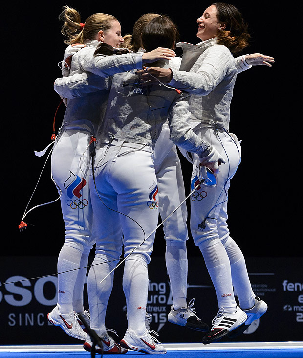 Atletas russas comemoram aps vencer a final por equipes no Torneio Europeu de Esgrima, em 2015