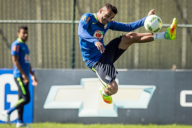 Thiago Maia tenta dominar a bola durante treino da seleo brasileira