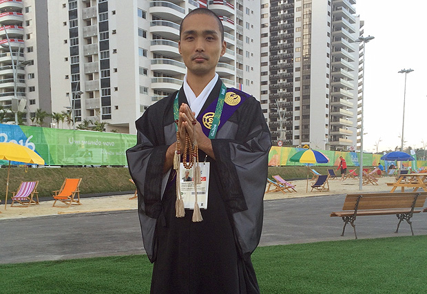 Monge Leonardo Yoshikawa posa para foto em frente  Vila Olmpica