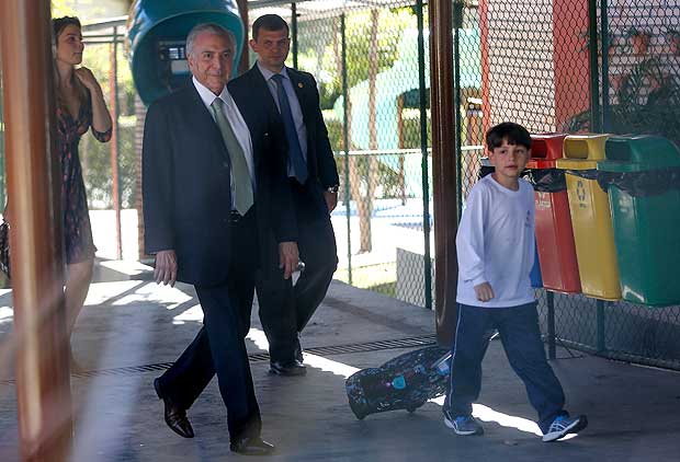 O presidente Michel Temer e a mulher Marcela buscam o filho Michelzinho, 7, na escola