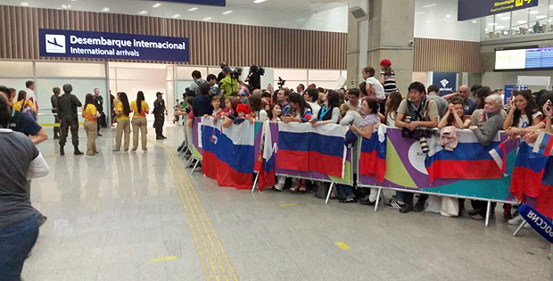 Torcedores russos aguardam delegao da Rssia no aeroporto do Galeo, no Rio