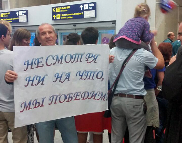 Torcedores russos aguardam delegao da Rssia no aeroporto do Galeo, no Rio