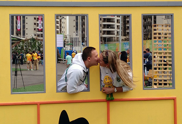 Principal esperana de medalha do Brasil no tiro, Felipe Wu beija namorada Rosane Budag na Vila Olmpica