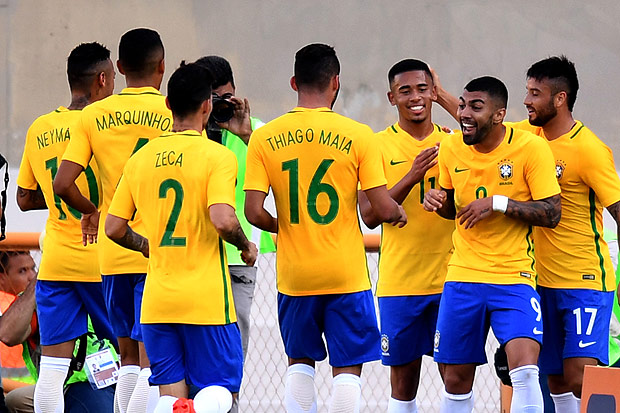 Jogadores do Brasil comemoram um dos gols sobre o Japo